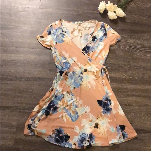 Charlotte Russe Dresses & Skirts - ⛄️5/20$⛄️ Flower dress